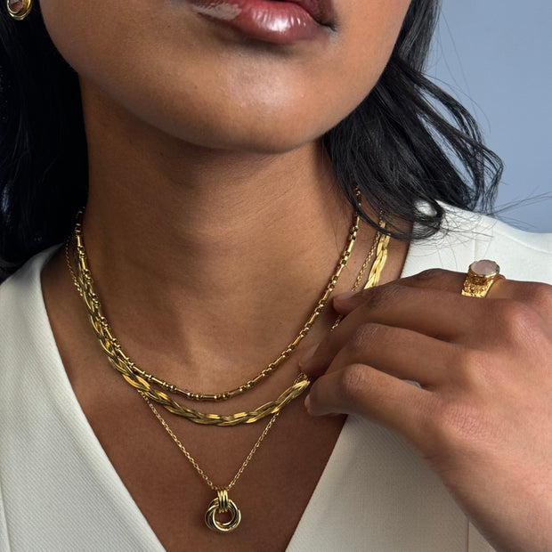 Smart Ways to Layer Your Necklaces Without Tangling